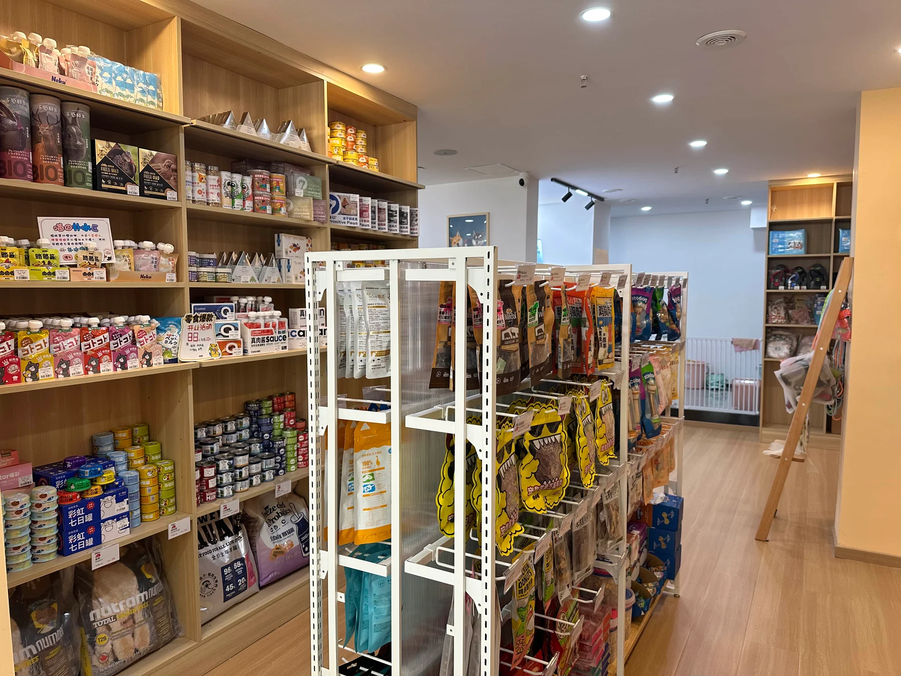成都橙宠宠物门店内的商品货架和服务空间